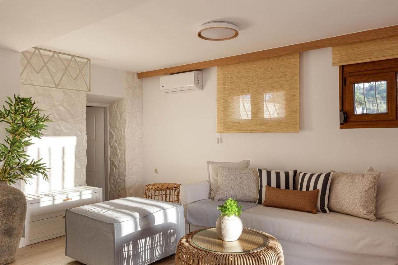 Villa Seashell -Wonderful Newly Renovated Villa On The Beach Galatás エクステリア 写真