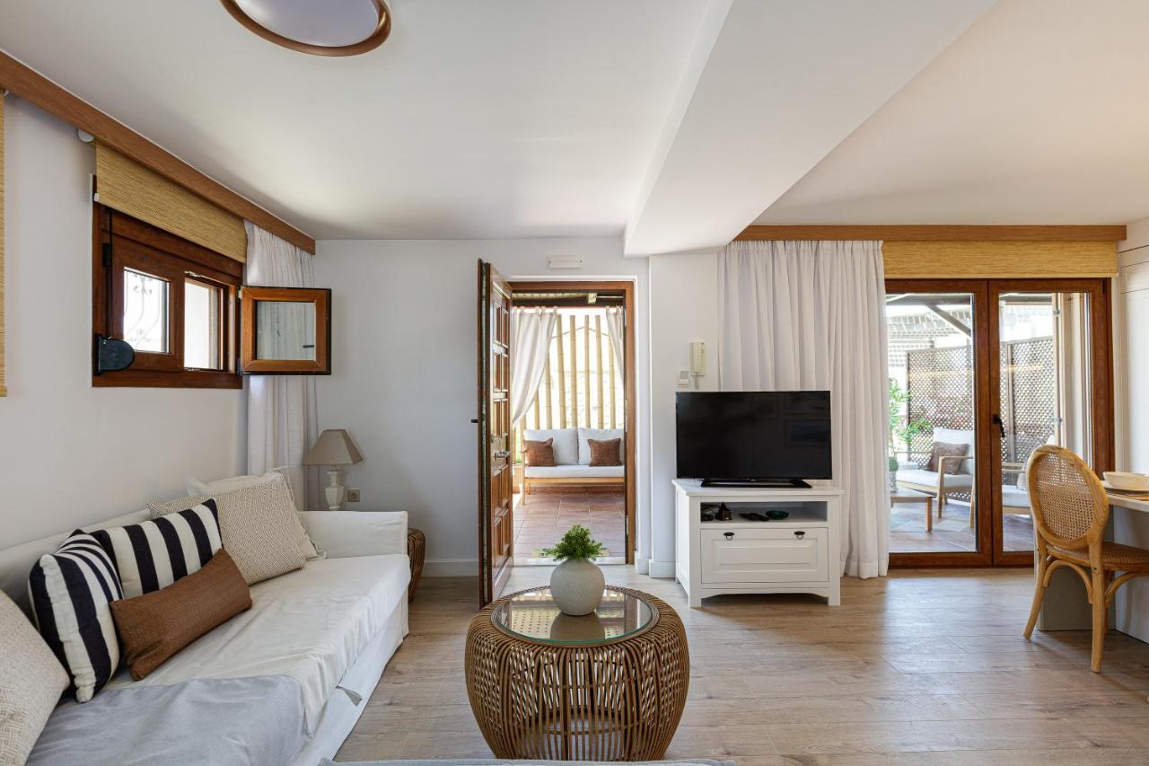 Villa Seashell -Wonderful Newly Renovated Villa On The Beach Galatás エクステリア 写真