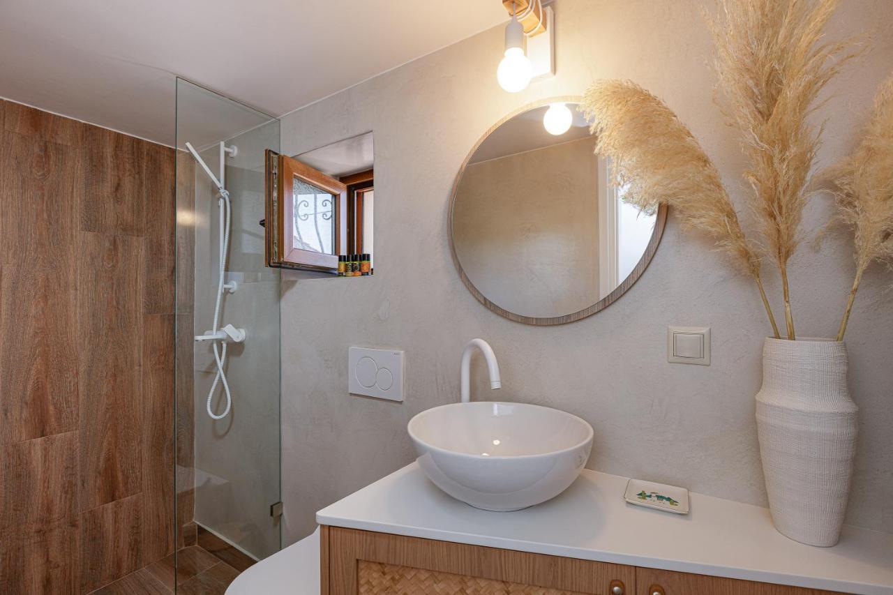 Villa Seashell -Wonderful Newly Renovated Villa On The Beach Galatás エクステリア 写真